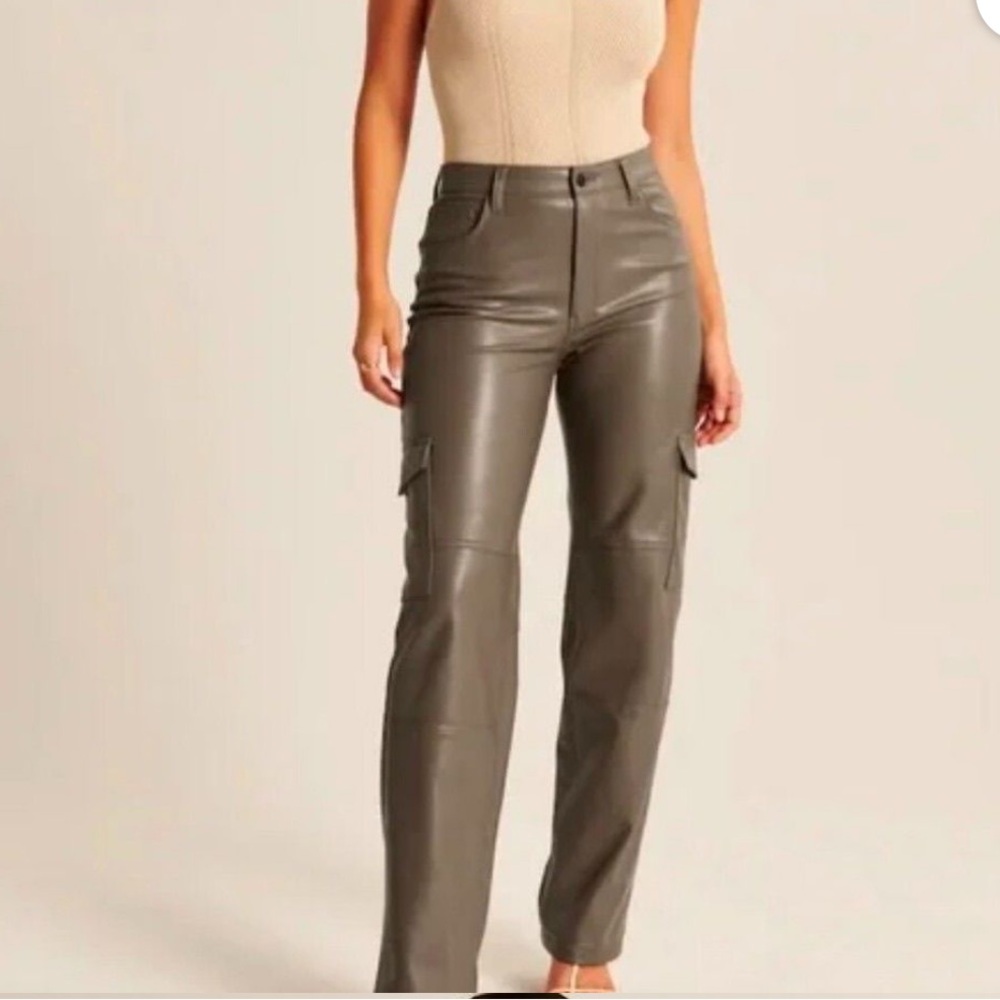 Abercrombie & Fitch Women's Olive Straight Leg Pants - Preloved